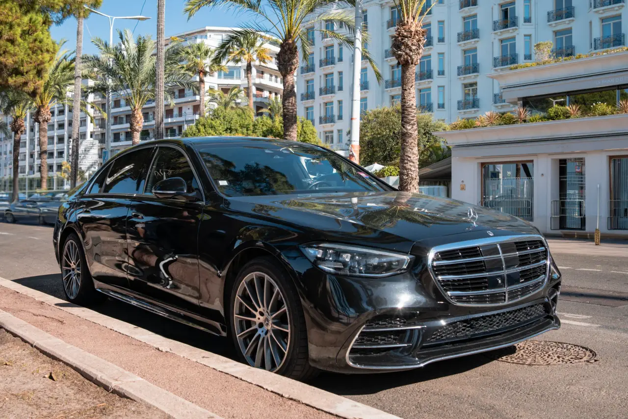 Mercedes Classe S noire sur la Croisette, à Cannes