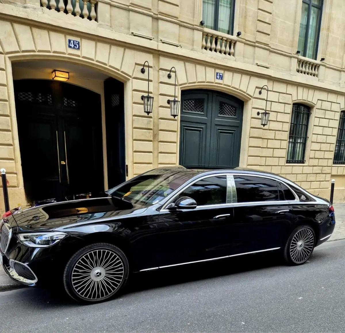 Mercedes-Maybach S 580 dans une rue de Paris