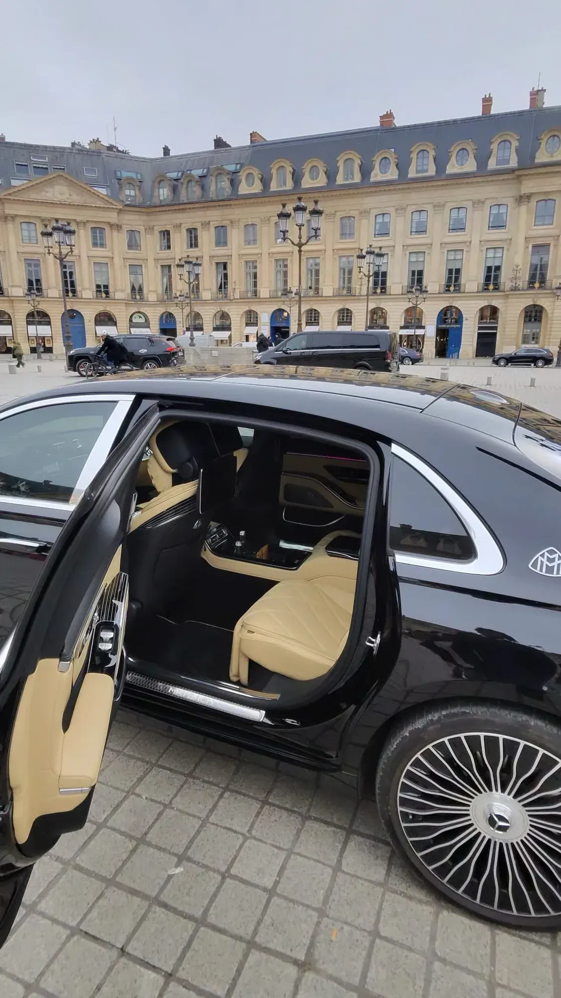 Mercedes-Maybach S 580, porte arrière ouverte place Vendôme