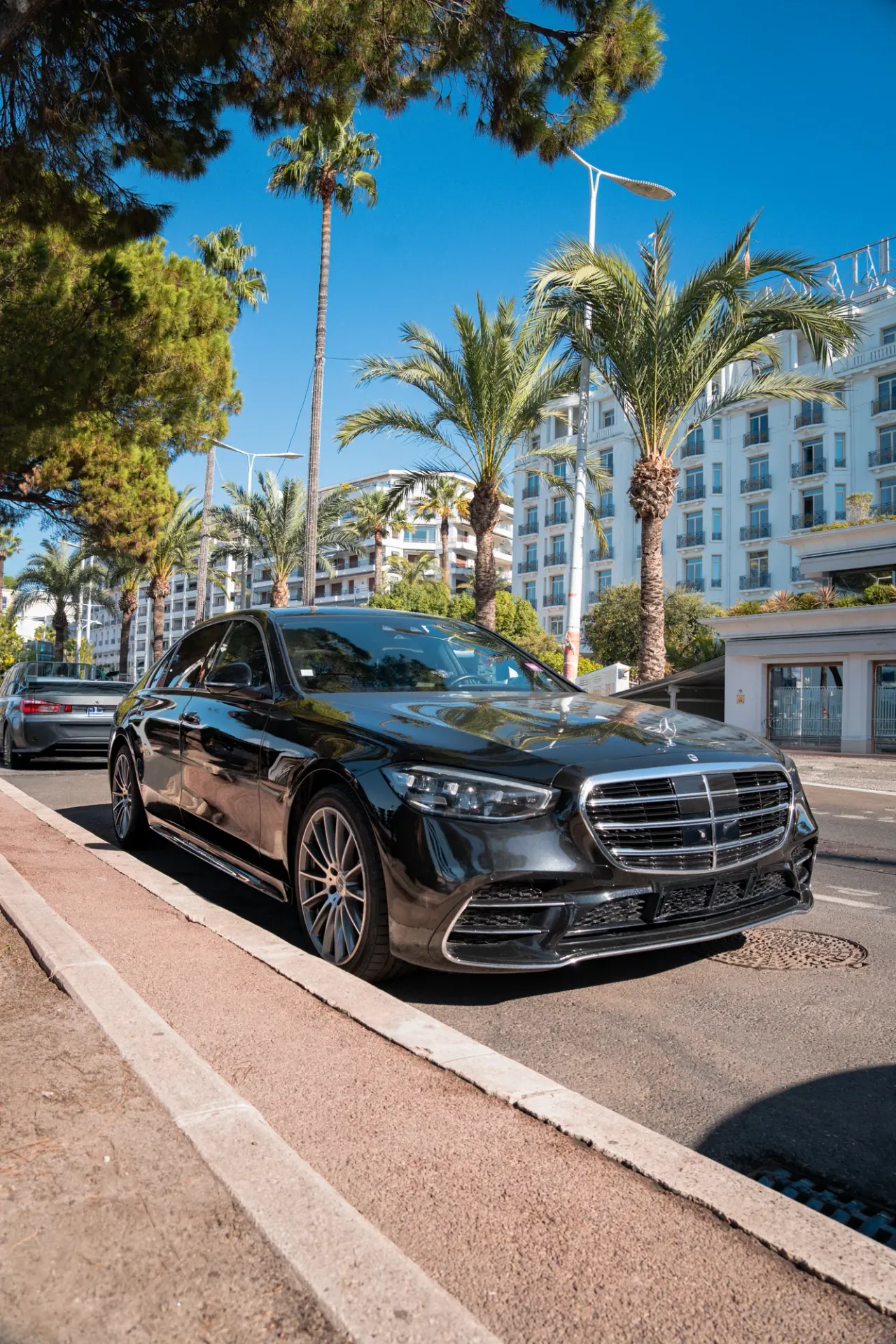 Chauffeur privé à Cannes — Mercedes Classe S sur la Croisette, palmiers et palaces