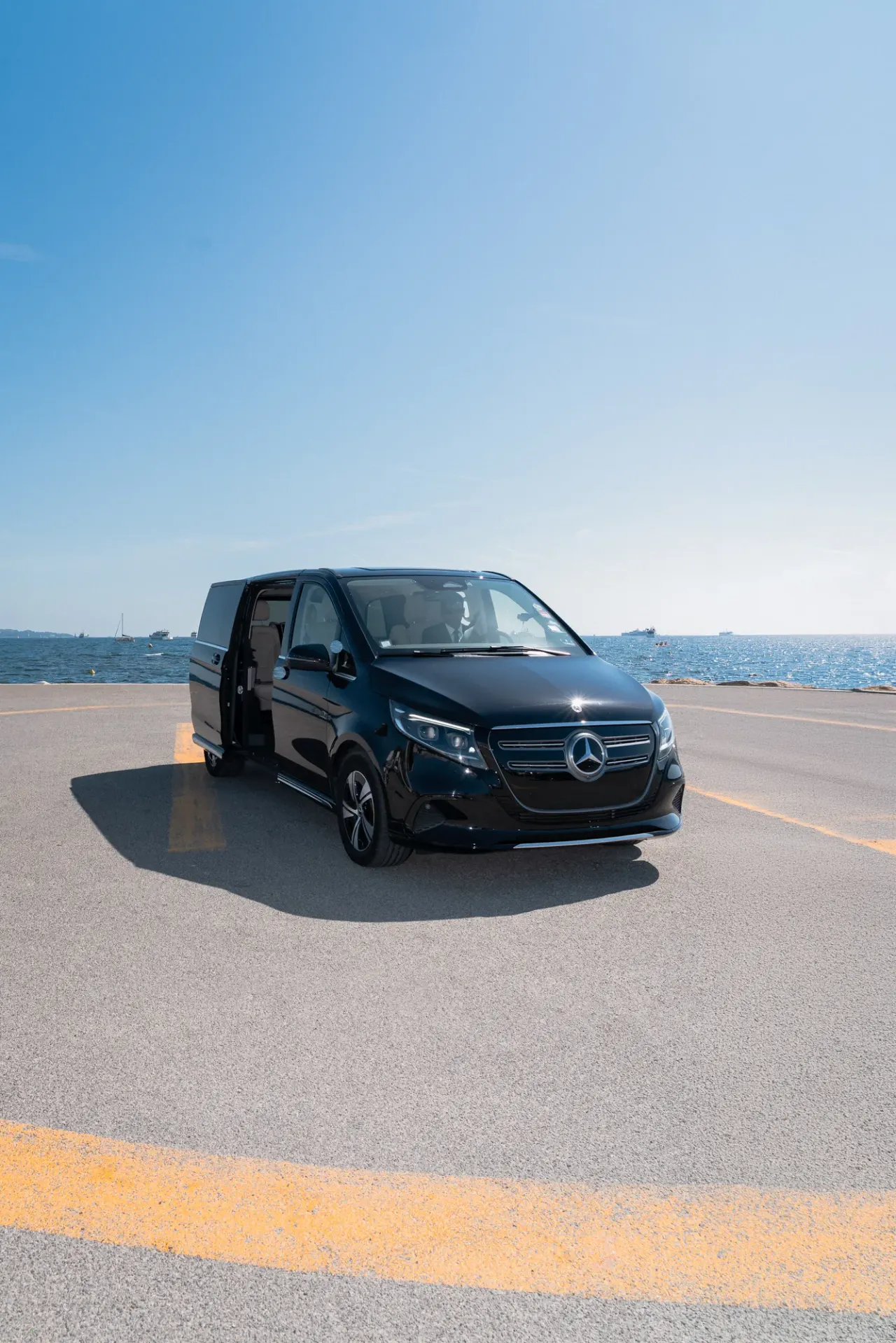 Van avec chauffeur à Nice — Mercedes Classe V face à la mer