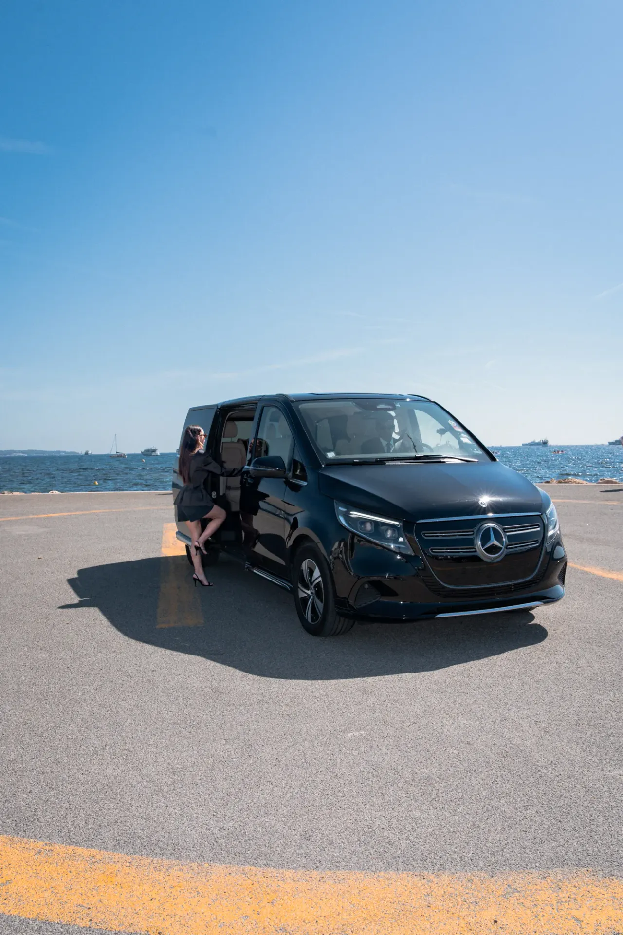 Van avec chauffeur à Nice — Mercedes Classe V, plan large